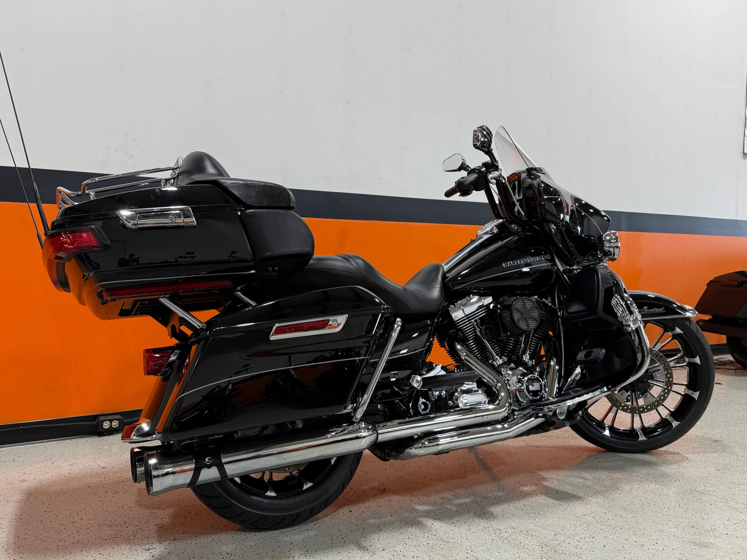 2015 Harley-Davidson Limited FLHTK Touring Bagger Apes, Wheel & Extras! - Image 3
